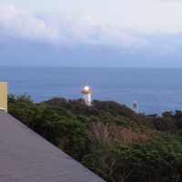 日の入り後に灯台に明かりが付く