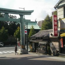 湯島方面参道と鳥居
