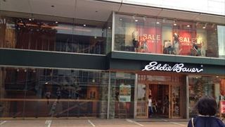 広大なフロア面積を使って、様々な種類の洋服を販売しています。ディスプレィのコーディネートも充実していますので、これまで着たことの無い色に挑戦してみは