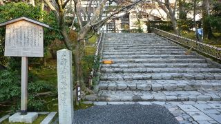 見事な石庭を眺めながら