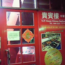 入り口、外から直接店舗にいけます。