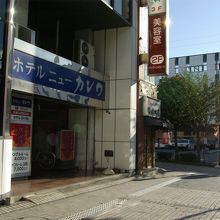 入り口。奥に見えるのがＪＲ小山駅。