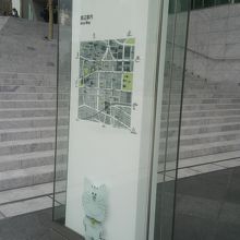 道路の案内板にもトラのもんくんがいました