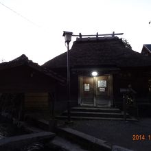 瓦葺のいい雰囲気の建物です♪