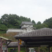 日本庭園や岸和田城の形をした貯水槽があります