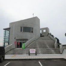 近代的な建物の道の駅と梅の博物館です
