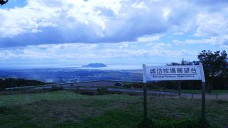 遠く函館山を望む道南の眺望スポット