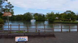 沼に浮かぶ島々と駒ケ岳の景色が美しい