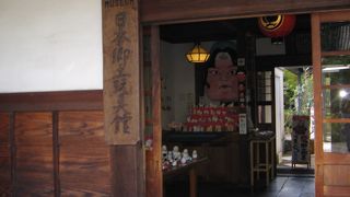 にぎやかに雑多な展示のショップの雰囲気もまた懐かしくもあります