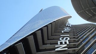 名古屋駅前の革新的なデザインの建物