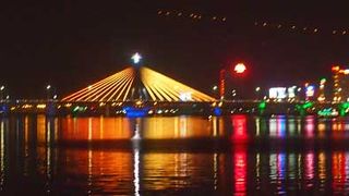 ライトアップされたダナンのメインブリッジ