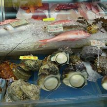 湧川鮮魚さんで食材を選び調理して頂きます　熱を通すのはお店で