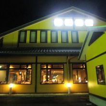 お店の入口、夜は２２：３０までオープン