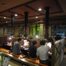 一般席は４人がけで七輪が用意されている