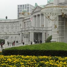 花壇越しに見る