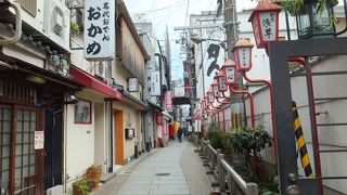 食べ物屋さんが所狭しと並んでいます。