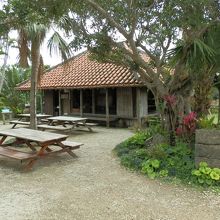 赤瓦の古き良き八重山の家。立派である。