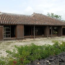 立派な赤瓦の八重山の家。国の有形文化財だろうな？