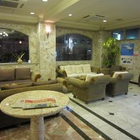 ロビーは豪華でソファーも多く充実している