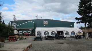 デナリ国立公園近郊のビール醸造所のあるレストラン、地ビールやアメリカ料理はアラスカの観光地にしてはリーズナブルです