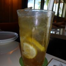 レモネード。ストローが紙製でびっくりでした。