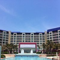 プールから見たホテル