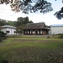 「玄宮園」は、この「槻御殿(楽々園)」の庭園です
