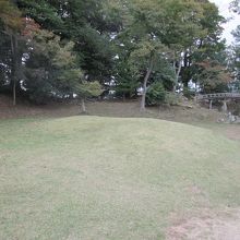 手前の台地が”武蔵野”、その奥が”飛梁渓”