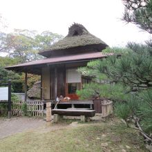 こちらが茶室の「鳳翔台」です