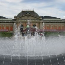 特別展は、明治古都館（本館）で展示です。