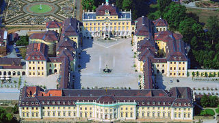バロック様式の宮殿とルートヴィヒスブルグ磁器をじっくりお楽しみください