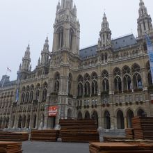 庁舎の前にはクリスマス市の資材が積まれています