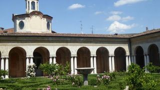 訪れる５月ならばバラが咲き乱れる中庭も必見です♪