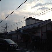 西日本旅客鉄道奈良線の駅で、伏見稲荷大社への最寄り駅となっています。
