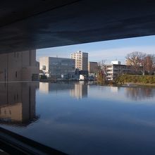 水盤越しに風景を望むラウンジ