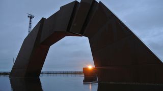 北方館のすぐ隣にある、大きなモニュメント