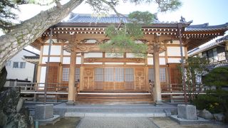 浄慶寺は、真宗大谷派（本山　京都東本願寺）の寺院です。