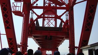 大きな赤い移動式の橋