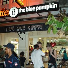 ひときは賑わってます・・・