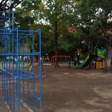子ども用遊具もあります