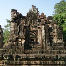 建物は内側から木組みの支えで何とか壁が守ってます