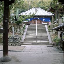 仁王門側からの本堂