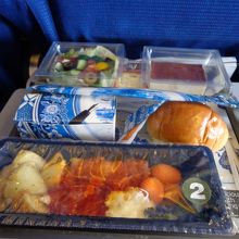 行きの最初の機内食です。美味しかったです