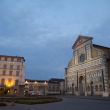 朝の教会。教会広場より撮影