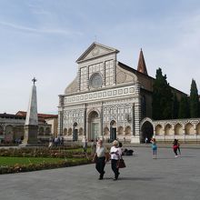 教会の裏側はサンタマリアノヴェッラ駅。徒歩２分ほど