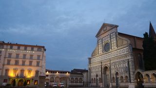 駅前すぐ。近くにはレストランも。