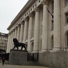 町の中心に建つ裁判所