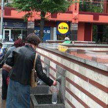 温水を汲みに来るが絶えない