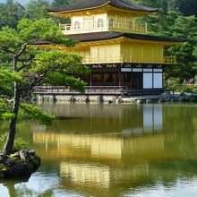 池に映える「逆さ金閣」