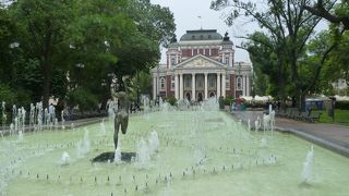 国民的作家の名をとった国立劇場